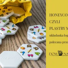 Sześciokątne płytki z motywami pszczół, kwiatów i niedźwiedzi, część gry Honeycomb, czyli plastry miodu.