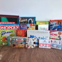 Kolekcja najlepszych gier planszowych: Monopoly, Scrabble, Dixit, Jenga i wiele innych, idealnych na rodzinne wieczory.