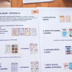 Instrukcja gry "Tajne Misje" opisuje zadania i miejsca ukrycia podpowiedzi. Idealna do zabawy w podchody.