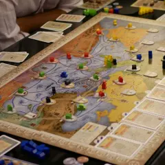 Gracze w wieku 10 lat budują imperium na planszy, rozwijając swoje miasta i szlaki handlowe.