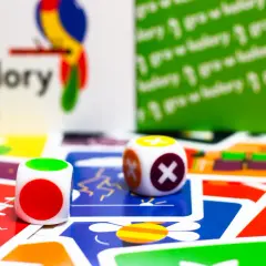 Kolorowe karty i kostki do gry "Gra w kolory". Jedna kostka ma czerwone i zielone kółko, druga krzyżyki i plusy.