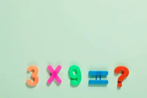 Kolorowe literki tworzą równanie: 3 x 9 = ?. To prosta gra łączenie liczb dla dzieci.