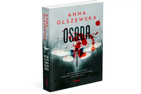 Okładka książki "Osada" Anny Olszewskiej. Mroczny las, ważka z krwawymi plamami. Tajemnicza historia nad jeziorem.