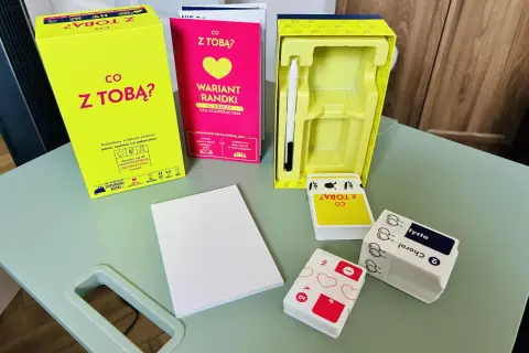 Gra "Co z Tobą?" w wersji kooperacyjnej i imprezowej. Zestaw zawiera karty, pisak i instrukcję. Idealna na spotkania towarzyskie.