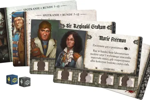 Karty postaci i kości do gry "Abominacja: Nędzne istoty". Widać tu mroczne ilustracje i fragmenty tekstu, sugerujące grozę i walkę.