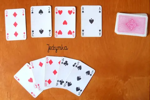 Karty do gry ułożone w kolejności: 3 karo, 2 pik, 5 kier, A pik. Poniżej ręka: A kier, 2 kier, 5 karo, 4 trefl, 5 pik. Widoczna hierarchia kart.