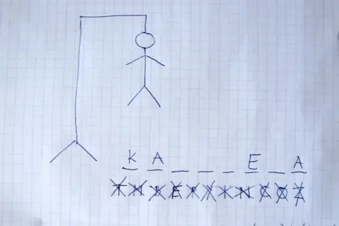 Wisielec z literami K, A, E, A. Gra w odgadywanie słów, kategorie do wisielca.