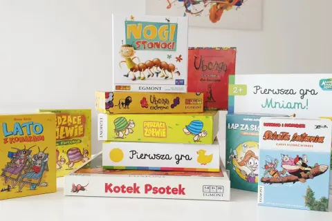 Stosik klasycznych gier planszowych: "Nogi Stonogi", "Ubongo", "LATO z Komarami", "Pędzące Żółwie", "Pierwsza gra Mniam!", "Kotek Psotek", "Łap za Słowo" i "Szkoła latania".