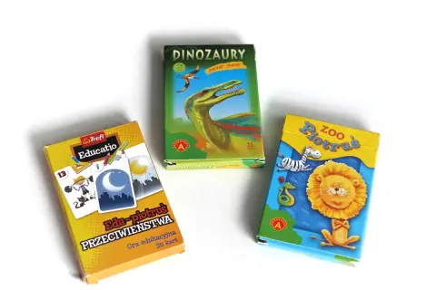 Trzy pudełka kart do gry: "Edu-piotruś Przeciwieństwa", "Dinozaury" i "Zoo Piotruś". Idealne, by nauczyć się, jak się gra w piotrusia.