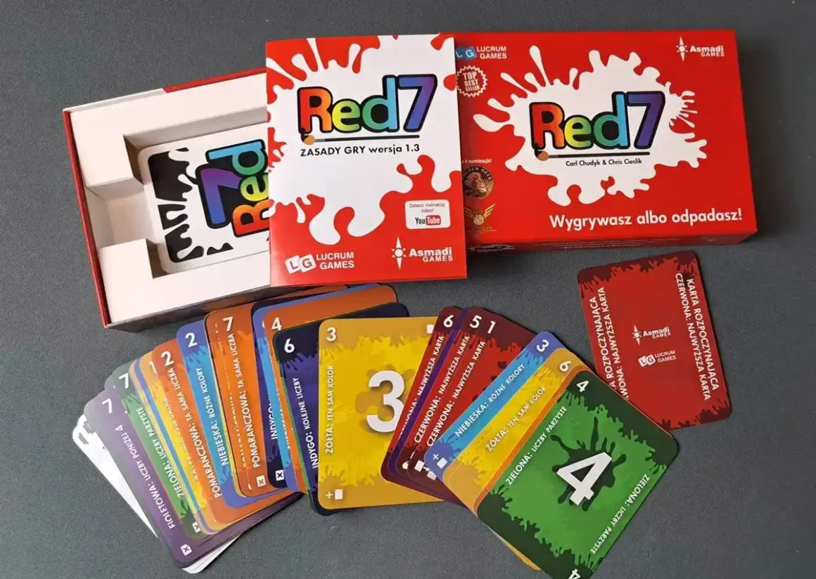 Gra Red7, idealna zabawy dla 4 osób. Kolorowe karty i zasady gry.