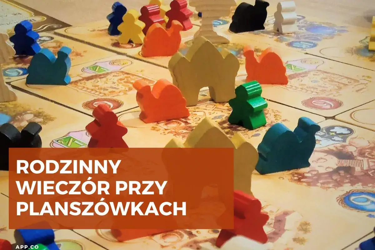 Kolorowe pionki na planszy do gry, idealne na rodzinny wieczór przy planszówkach. To jedne z najlepszych gier!