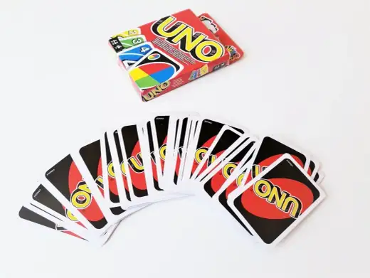 Jak grać w UNO? Zasady kart, +4, punktacja i „UNO”